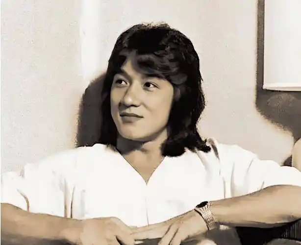 但是,比起是单眼皮,还是双眼皮,感觉头发始终是亮点,怎么能如此肆意