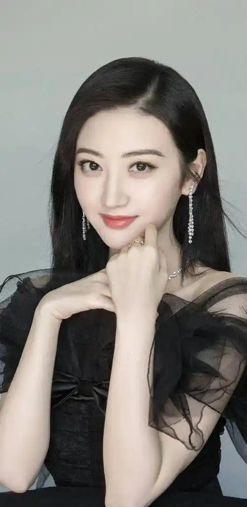 会有一种高贵迷人的那种反差演绎得淋漓尽致,这让景甜走红