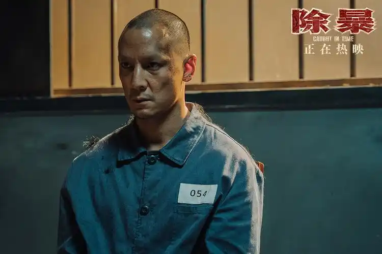 除暴票房破4亿曝银幕罕见枪决片段吴彦祖主动剃光头演技炸裂