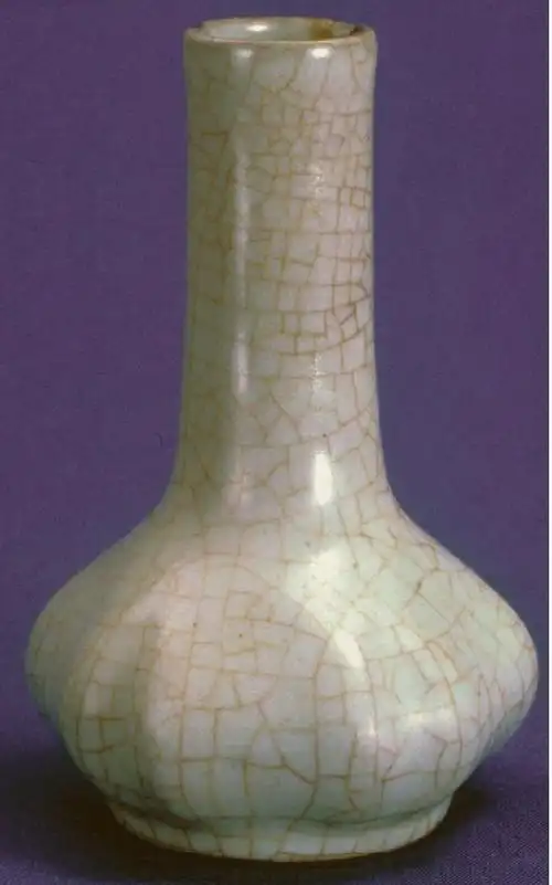 釉面光润,造型新颖,是宋官窑瓷器中的珍品.现藏北京故宫博物院