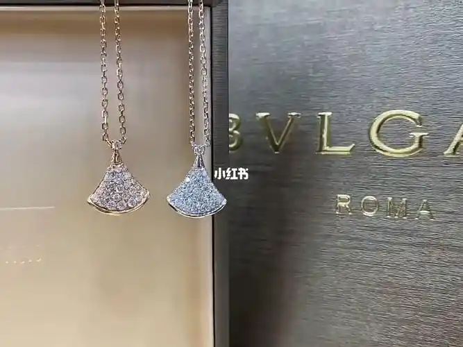 bv宝格丽18k金满钻小裙子项链小扇子项链