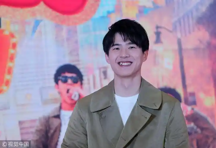 刘昊然帅袭昆明微笑露小虎牙 抱"烤猪蹄"凹造型人气高涨_新浪看点