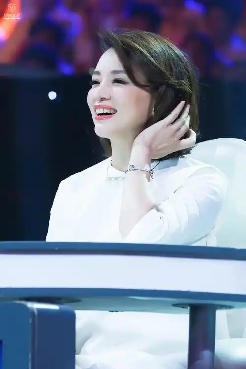 董卿涂口红撩发似少女 皮肤白皙滑嫩(图)