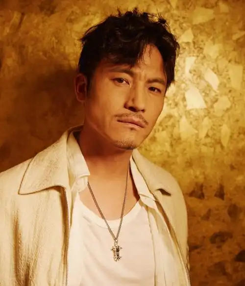 男人沧桑深邃忧郁的眼神图片