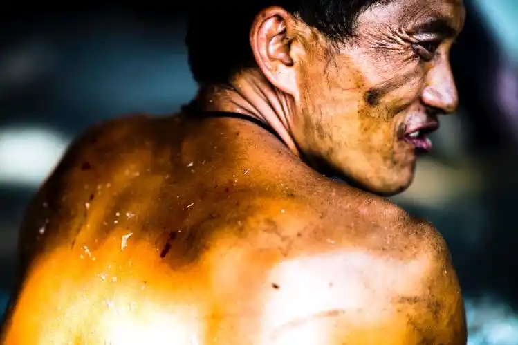 玻璃的坚硬和男人的坚强.看着都疼,但他的眼神比石头还坚强.