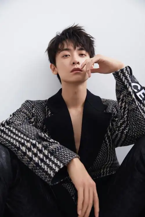 赵志伟秋季写真曝光"翻车总裁"大反转熟男魅力不可挡