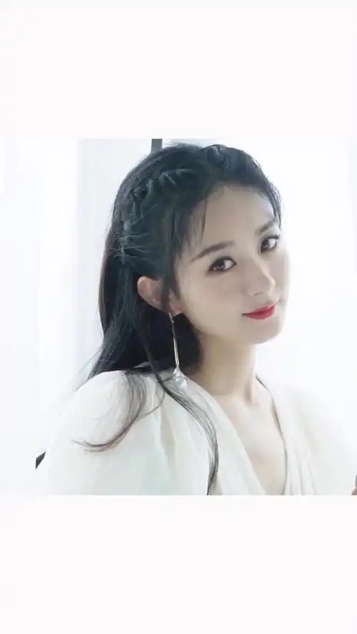 赵丽颖泡泡袖白纱搭配灵气编发,很仙气!脚蹬皮靴,很飒!