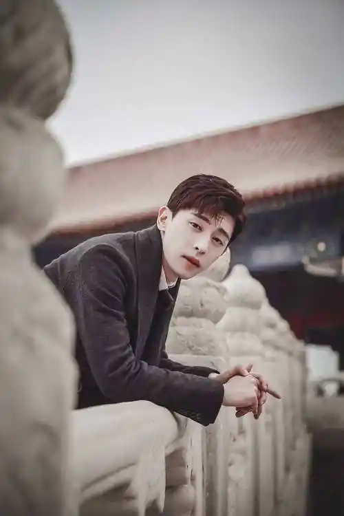 明星邓伦雪天故宫唯美摄影手机壁纸图片