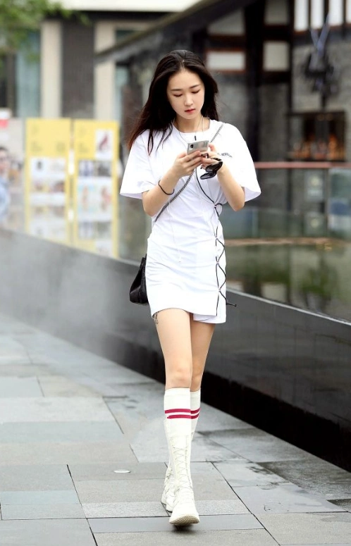 【杭州街拍:美女穿露脐装搭短裙,魔鬼般身材,让人久久不能入眠!】