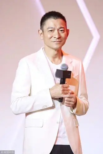 刘德华大病初愈面容消瘦 寸头利落帅气天王范依旧