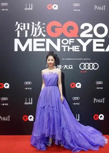 谭松韵出席gq盛典薰衣草抹胸裙优雅又温柔这是在逃的公主吧