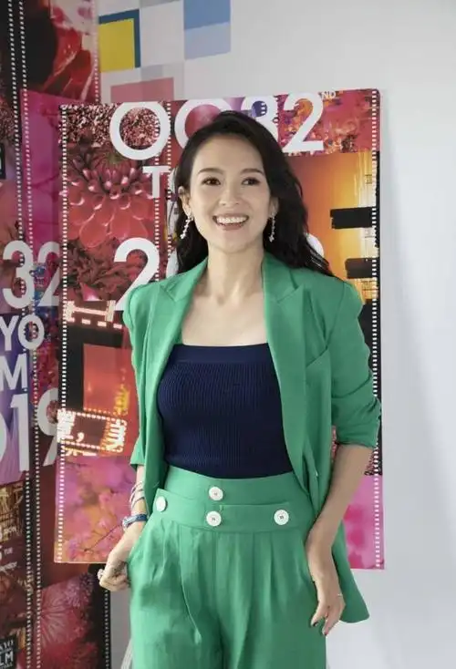 不愧是章子怡穿金色束腰长裙华丽抢镜配超短发却略显老气