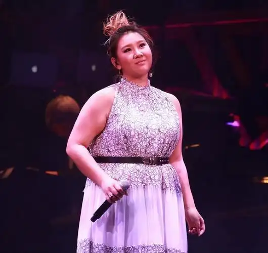 同样是郑少秋基因把沈殿霞和官晶华的女儿一对比差距就出来了