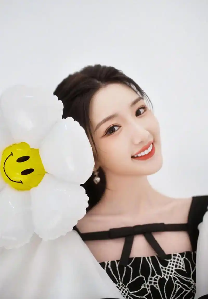 毛晓彤穿粉丝背心牛仔裤甜辣十足 笑容灿烂元气满满  毛晓彤是一位