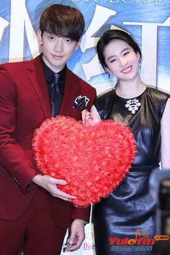 《露水红颜》上海发布会爱意满场 刘亦菲rain秀甜蜜n连拍