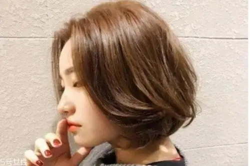 但由于发色的深浅,呈现出来的染发效果也不一样,就好图中深棕色和浅