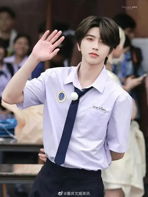 真的被蔡徐坤惊艳到了,这不就是学生时期暗恋的白月光学长吗?