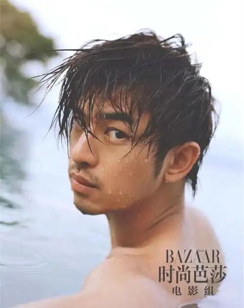 而同样是80后的陈柏霖的小胡子,看起来就文艺许多了~甚至还有一点