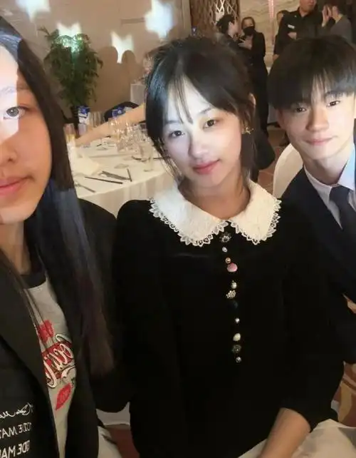 吴启华15岁千金国际学校毕业,秋天赴加国留学,母女同框宛如姐妹|鹿晗