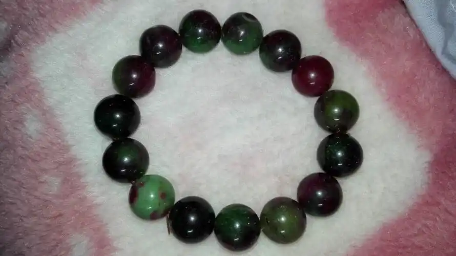 请大神帮我鉴别一下此款红绿宝手链的真假,以及部分珠子上面的凹陷是