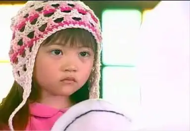 依稀能看出小时候的样子,却是没有了那时的精致.