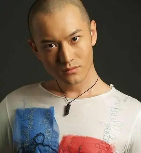 因为帅气俊朗,也曾经让黄晓明遭遇许多非议,比如出道好多年还被批评不