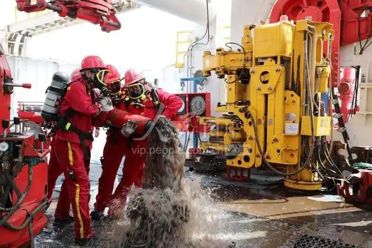 石油塔里木油田勘探事业部在塔克拉玛干沙漠满深7井场举行模拟井喷