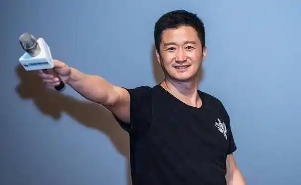 吴京现身厦门,黑色t恤秀结实肌肉,网友:硬汉来了_电影_电视剧_谢楠