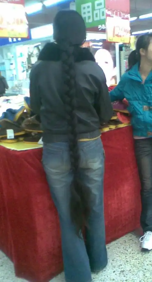 在商场里看到的16米超粗长辫子