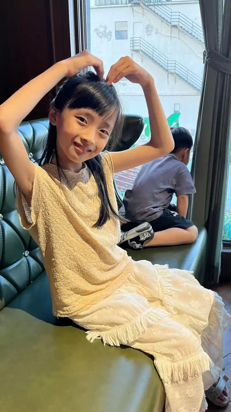 小孩的笑容总是无拘无束,天真烂漫#超有镜头感的小女孩 #女儿 - 抖音