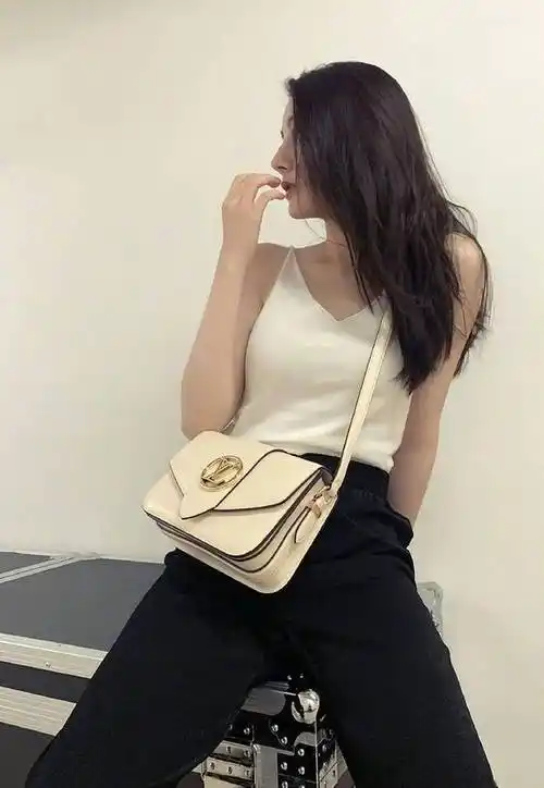 钟楚曦欧阳娜娜竟然撞包了lv又出新手袋