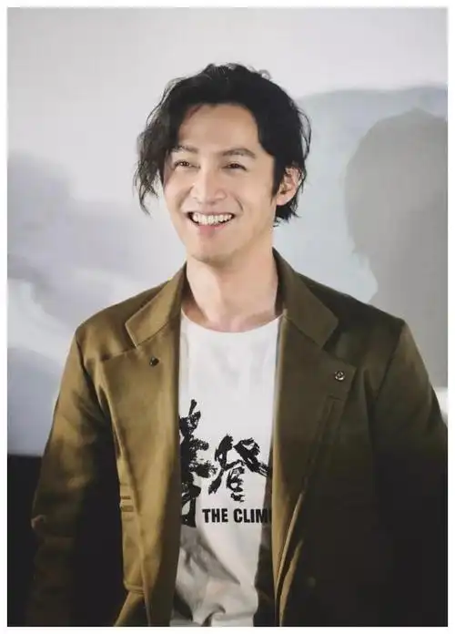 有种发型叫胡歌长发半年不洗头都没这效果颜值高就是任性