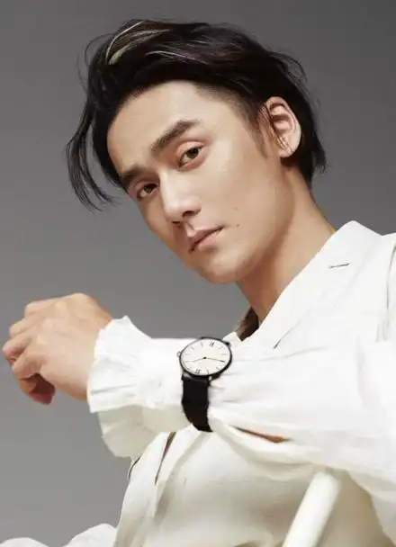 02后硬汉小生蒋劲夫曝光一组春季写真-黑白色调简洁大气