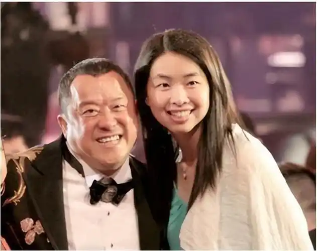 曾志伟对这个宝贝女儿疼爱有加,无论何时何地与人交谈,总会自豪地谈起