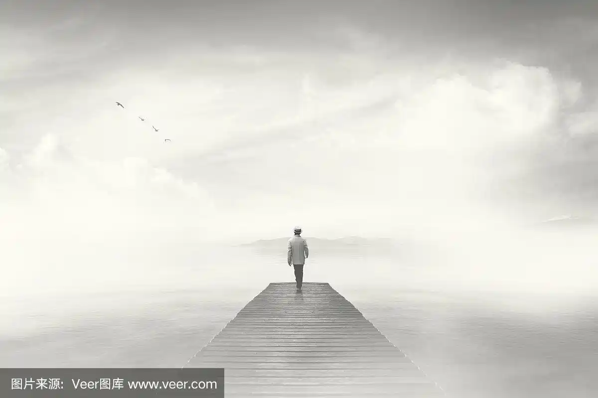 雾中,一个人走在木板路上