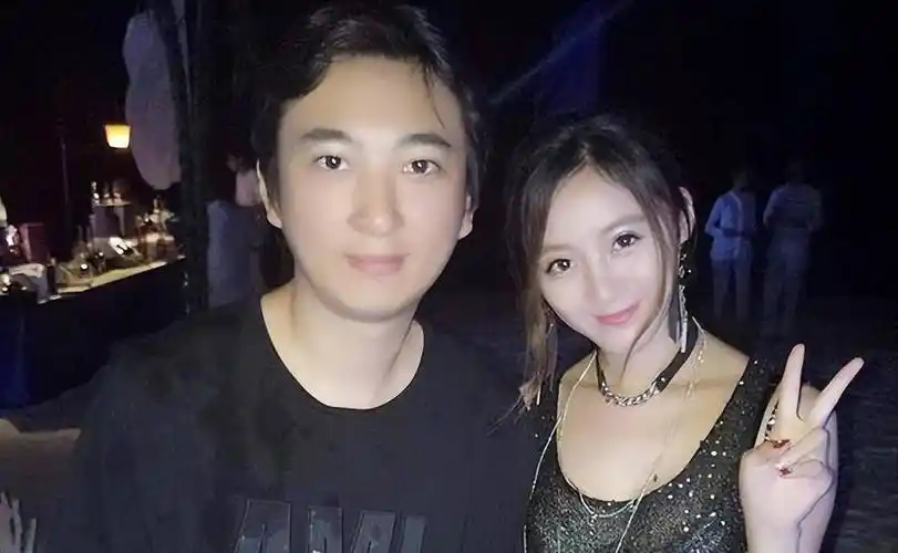 第二任女友王颖,她更像是纯元皇后似的存在,那个时候王思聪还依然是