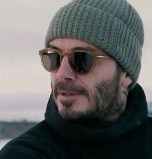 满脸皱纹依旧令人心动贝克汉姆把黑色棉袄穿出高级感颜值担当