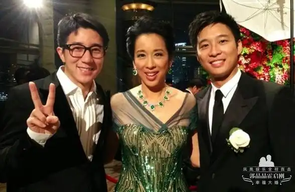 晚宴上,房祖名,朱玲玲和霍启山合影.