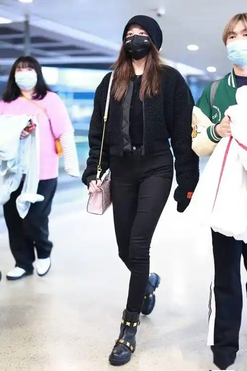 街拍:关晓彤纯色外套 小巧手袋 短靴时尚精致_preston_heron_机场