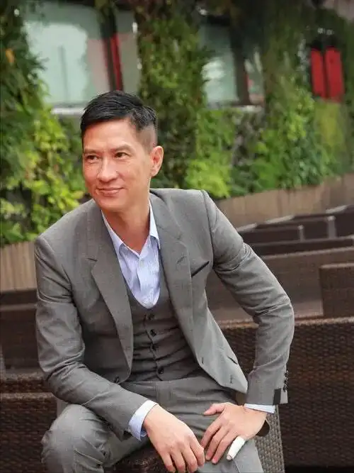 曾有主持人问张学友:"你知道张家辉是你的亲弟弟吗?" 张学友:是的