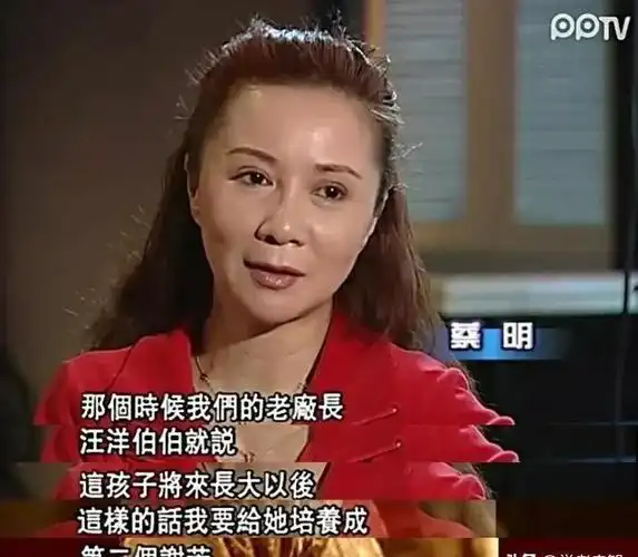 62岁蔡明近照引争议!亮相保定菜市场,嘴巴鼻子太僵硬,容貌大变