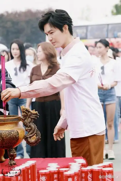 最近,秦岚和钟汉良官宣了新剧《亦舞之城》,引起了不少网友的期待和