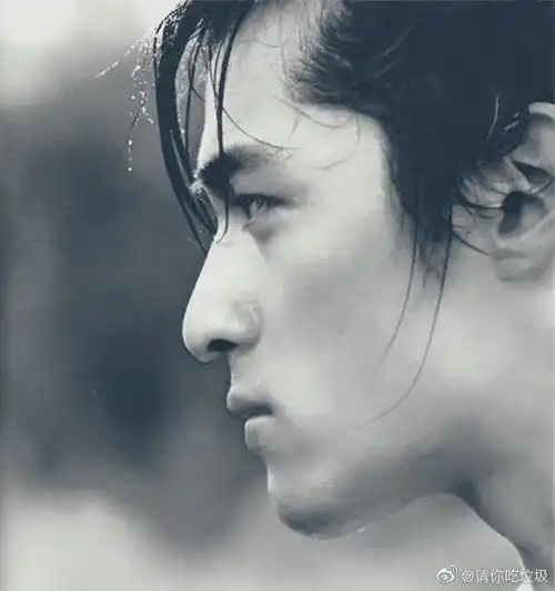 胡歌#很难形容这张侧颜带给我的震撼.