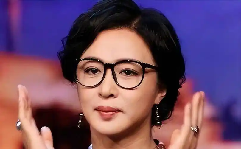 55岁金星定居国外,手术后遗症大,男性特征明显,让老公尴尬_生活_网友