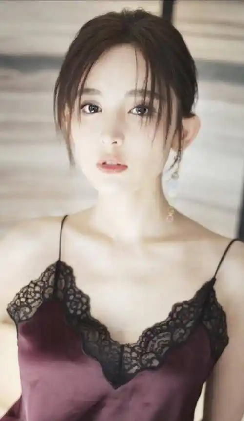 原创古力娜扎泳衣写真这白美的皮肤闪闪发光加上一双大长腿真是美呆了