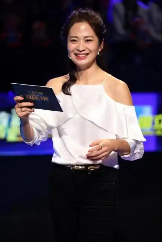 央视第二套正点财经主持人陈蓓蓓 - 抖音