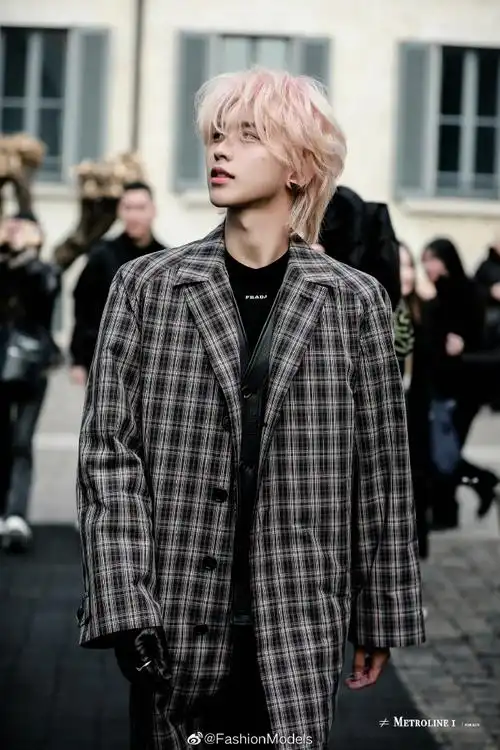 蔡徐坤米兰时装周生图