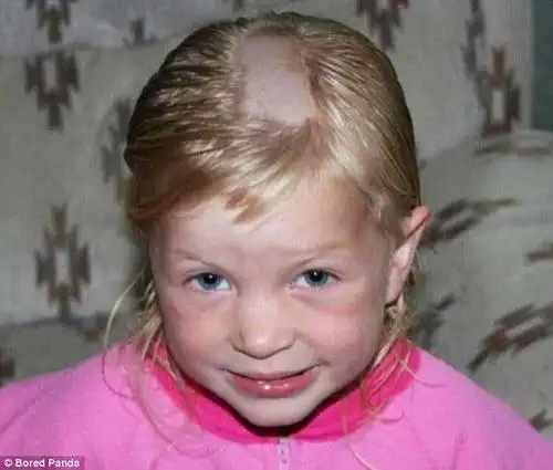 父母晒熊孩子自己剪发照片结果丑哭了自己