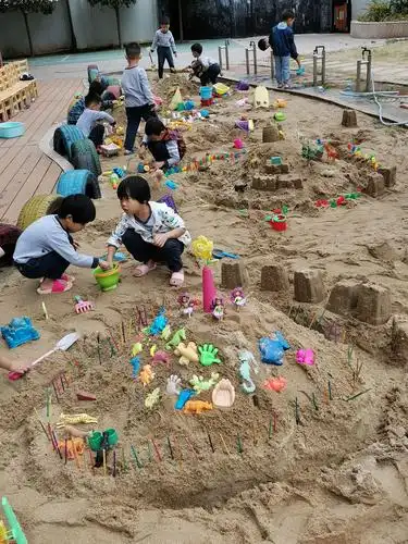 总结今天的步骤:先划分区域—挖渠堆沙坡—在沙坡上进行沙雕造型