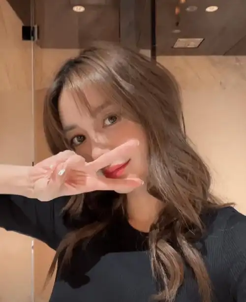 angelababy分享视频俏皮比耶怼脸自拍五官精致颜值抗打